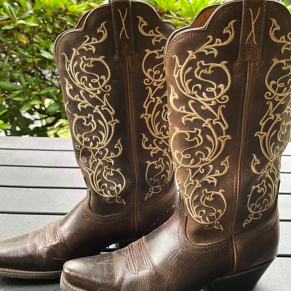Women’s size 7B Twisted X western boots with stitching